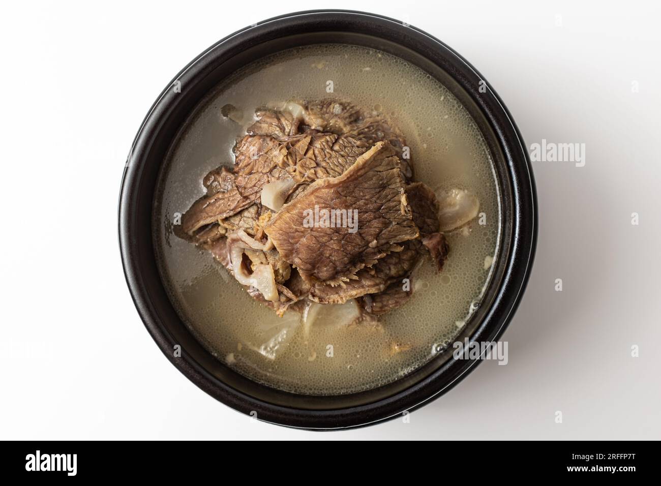 Rindfleischsuppe auf weißem Hintergrund Stockfoto