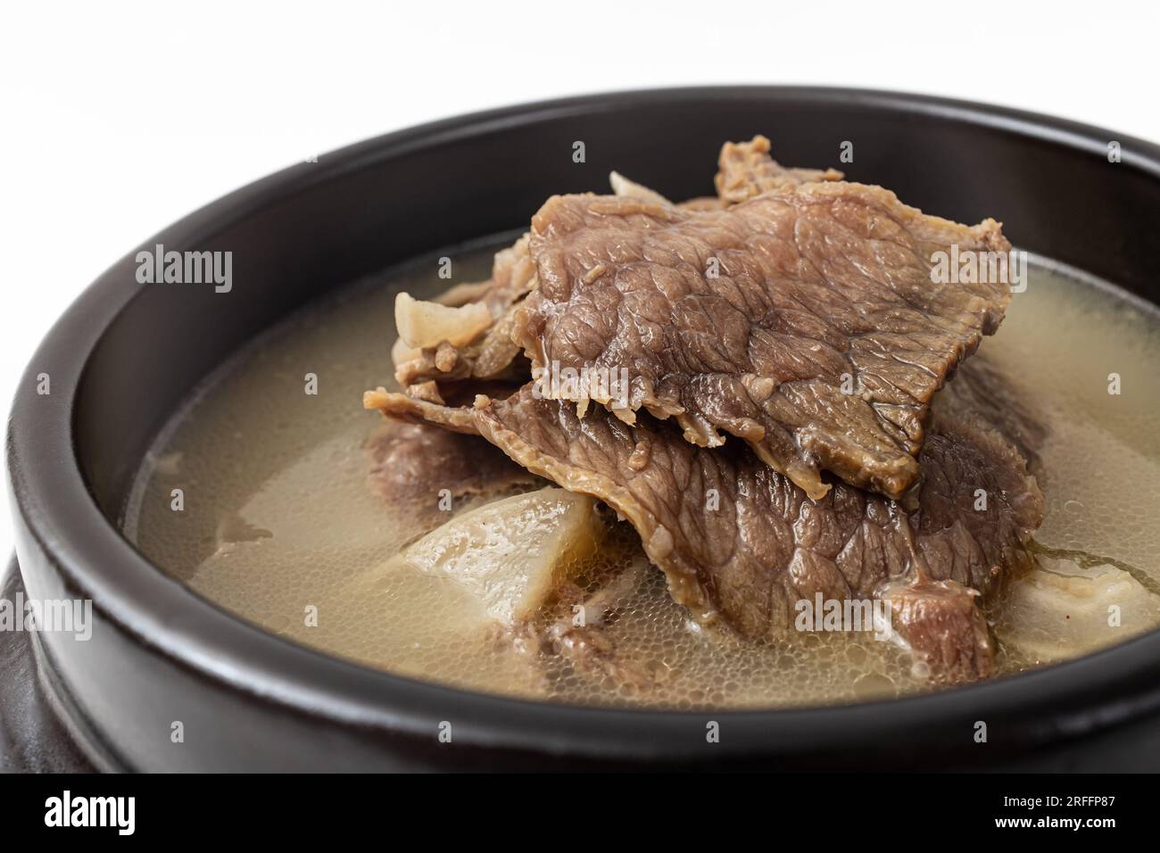 Rindfleischsuppe auf weißem Hintergrund Stockfoto
