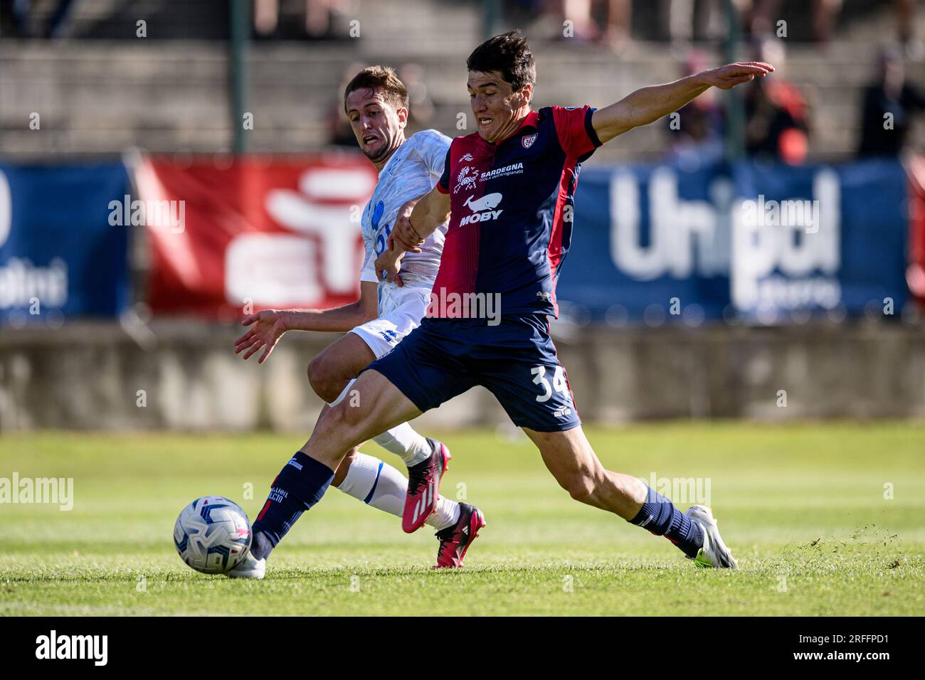 Eldor Shomurodov von Cagliari Calcio tritt mit Marco Sala von Como 1907 um den Ball während des saisonfreundlichen Fußballspiels zwischen Cagliari Calcio und Como 1907 an. Stockfoto