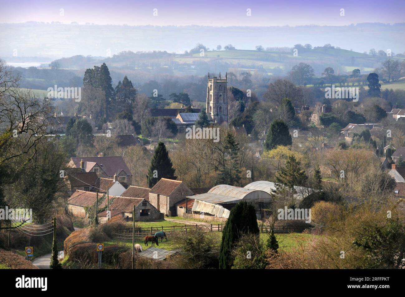 Allgemeiner Blick auf das Somerset-Dorf Chew Magna mit der Kirche St. Andrews, Großbritannien Stockfoto