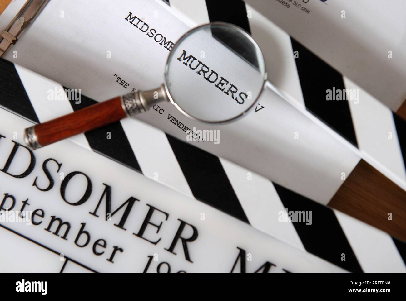 Ein altes Klapperbrett und Drehbuch aus der seit langem laufenden britischen Verbrechensdrama-TV-Serie Midsomer Mordes. Stockfoto