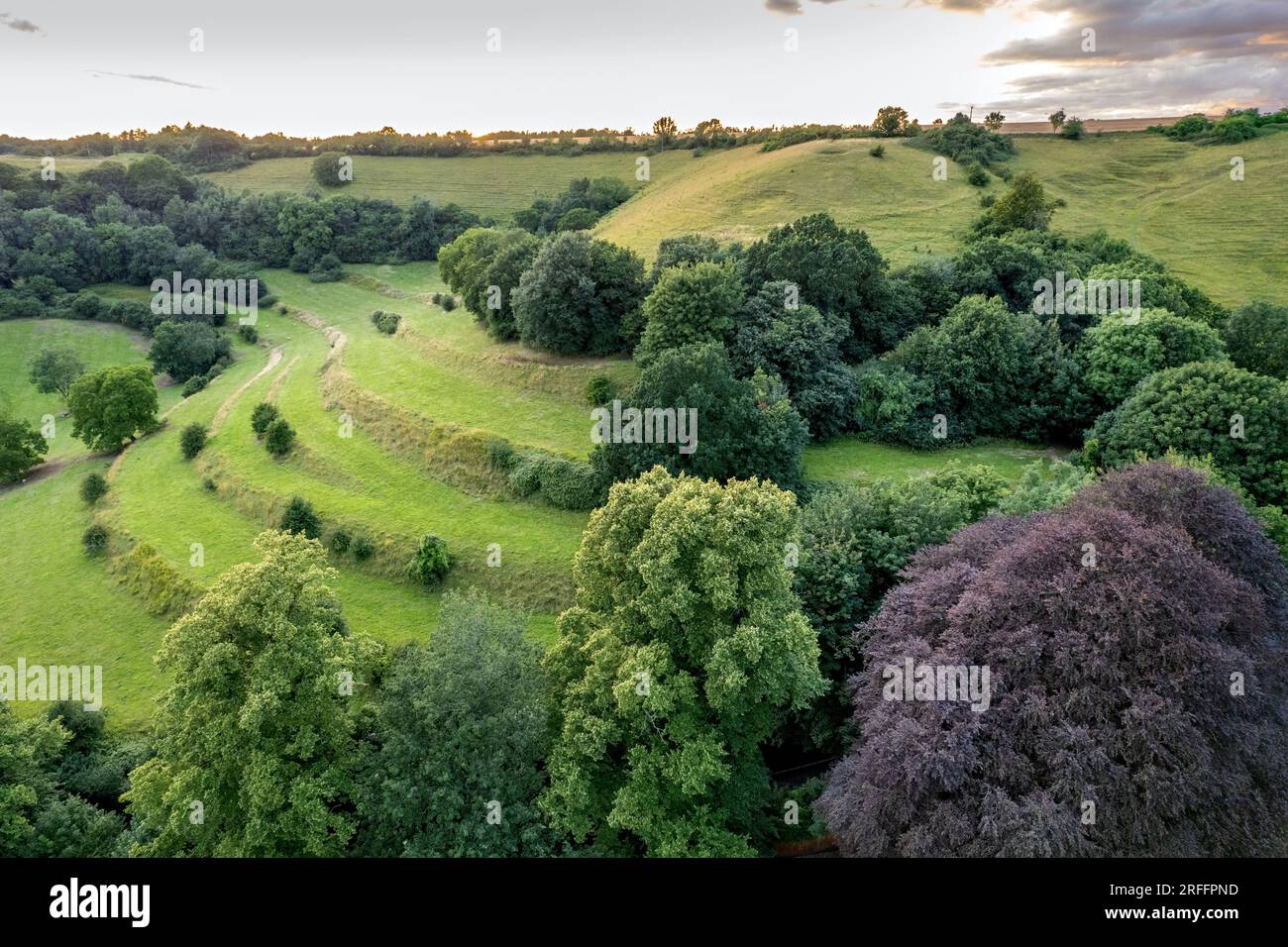 Drohnenaufnahme der „Strip Lynchets“ in Wotton-under-Edge, Gloucestershire, Großbritannien – ein uraltes terrassenförmiges Landwirtschaftssystem. Stockfoto