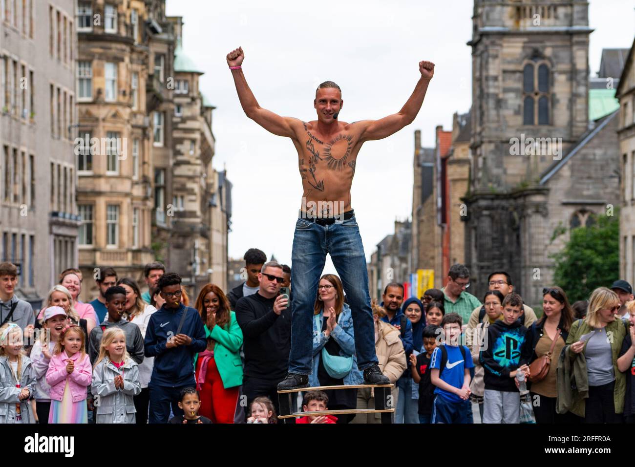 Edinburgh, Schottland, Großbritannien. 3. August 2023. Viele Touristen und Straßenkünstler auf der Royal Mile am Tag vor der offiziellen Eröffnung der Fringe und internationalen Festivals. Iain Masterton/Alamy Live News Stockfoto