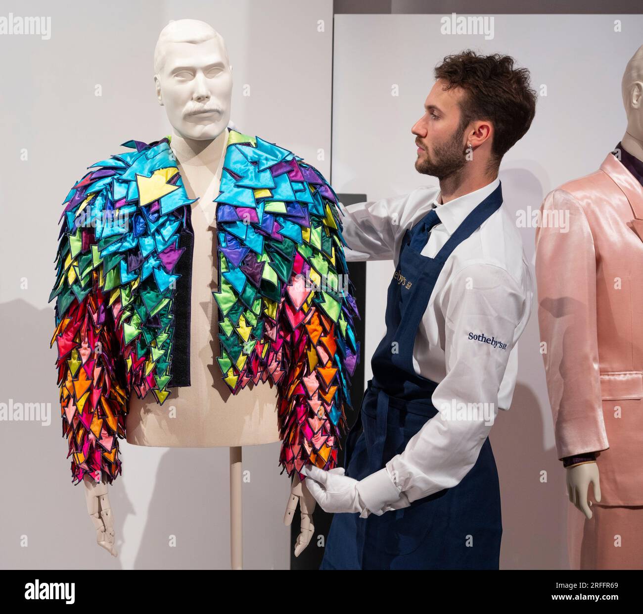 Sotheby's, London, Großbritannien. 3. Aug. 2023. Eine Ausstellung zum Inhalt von Freddie Mercury's London Home in Sotheby's London Galleries, die vom 4. August bis 5. September vor sechs Auktionen bei Sotheby's, London, im September zu sehen ist. Bild: Freddie Mercury's Kostüme von historischen Touren, einschließlich der Regenbogenfarbenen Jacke mit Satinpfeil-Applikation, geschätzte 10.000 - 15.000 £. Kredit: Malcolm Park/Alamy Live News Stockfoto