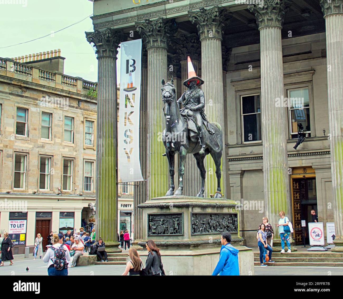 Glasgow, Schottland, Großbritannien. 3. August 2023. Echte neue Banksy-Kunst in der Stadt, wenn der Herzog festgehalten wird. Eine gelbe Verkehrsklemme ist auf dem Pferd des Konusherzogs aufgetaucht, geschmückt von einer Ratte vor der Banksy-Ausstellung, als die Stadt endlich ihre Banksy Credit Gerard Ferry/Alamy Live News erhält Stockfoto