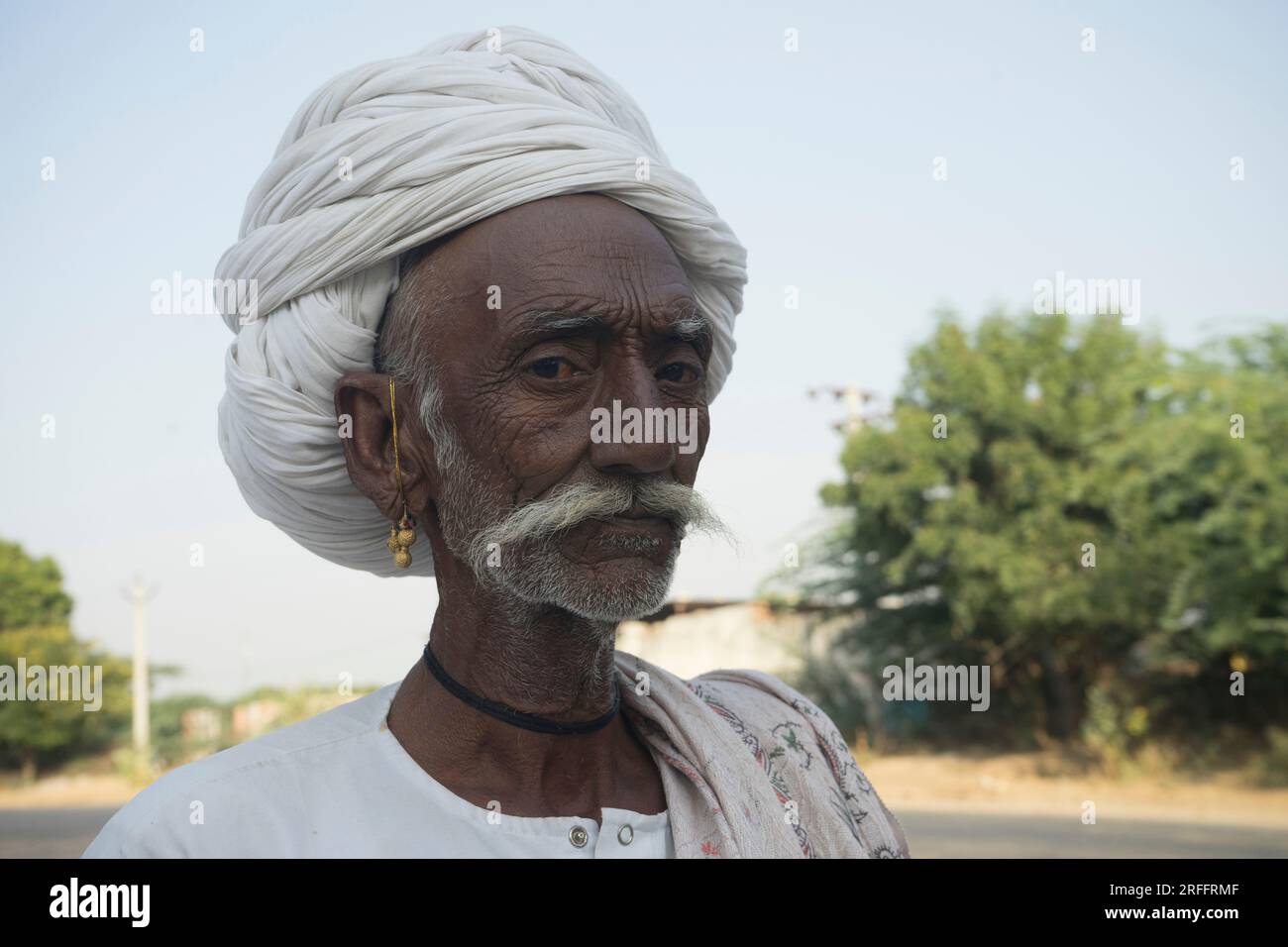 Das Porträt eines alten Rajastani-Mannes ist ein großer weißer Turban Stockfoto