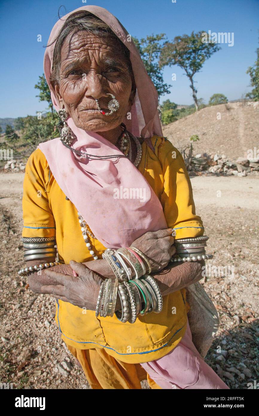Eine alte Dame in Rajastan, Indien, mit Schmuck bedeckt Stockfoto