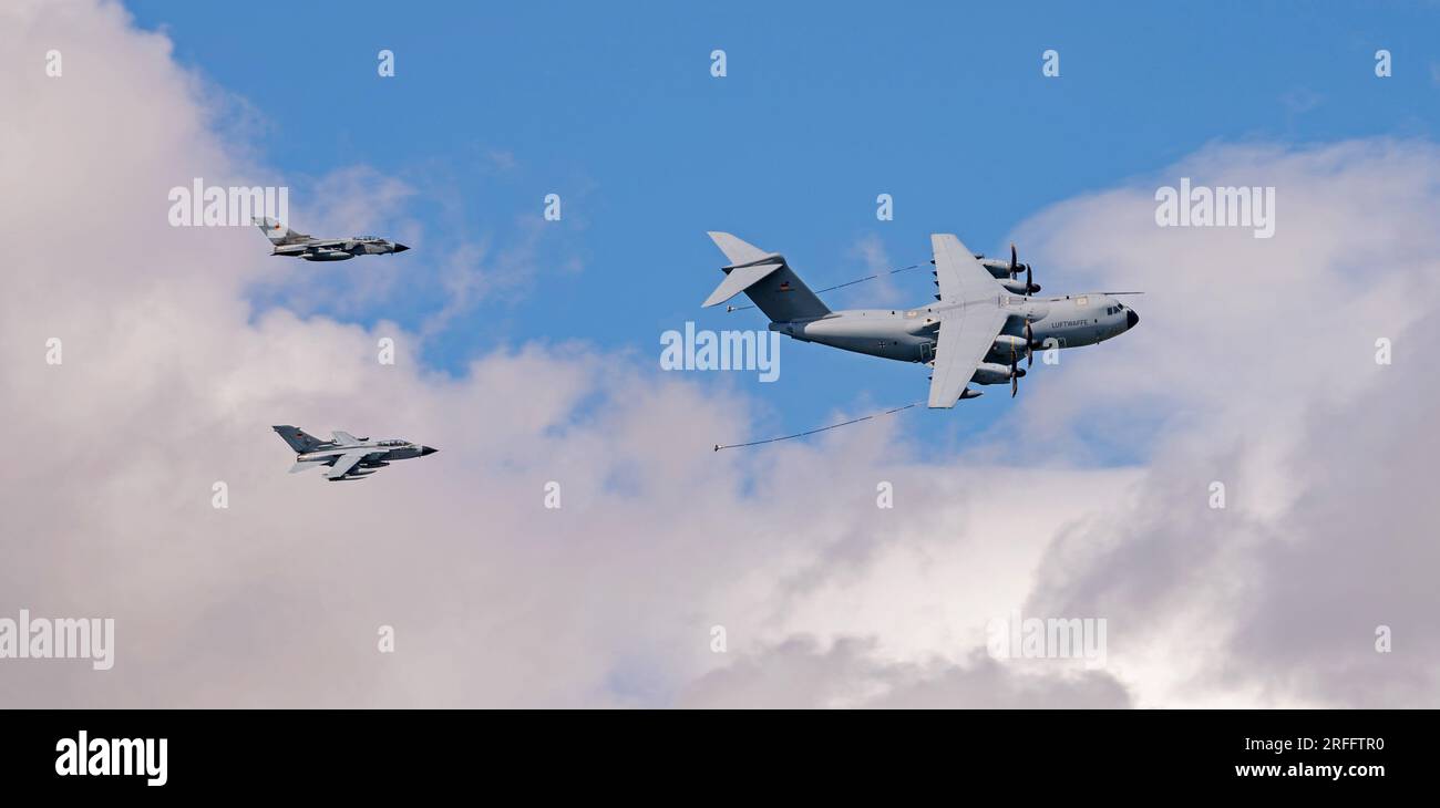 Deutsche Luftwaffe, Tornado und Airbus A400M auf der Royal International Air Tattoo 2023 führen eine Tankdemonstration durch Stockfoto
