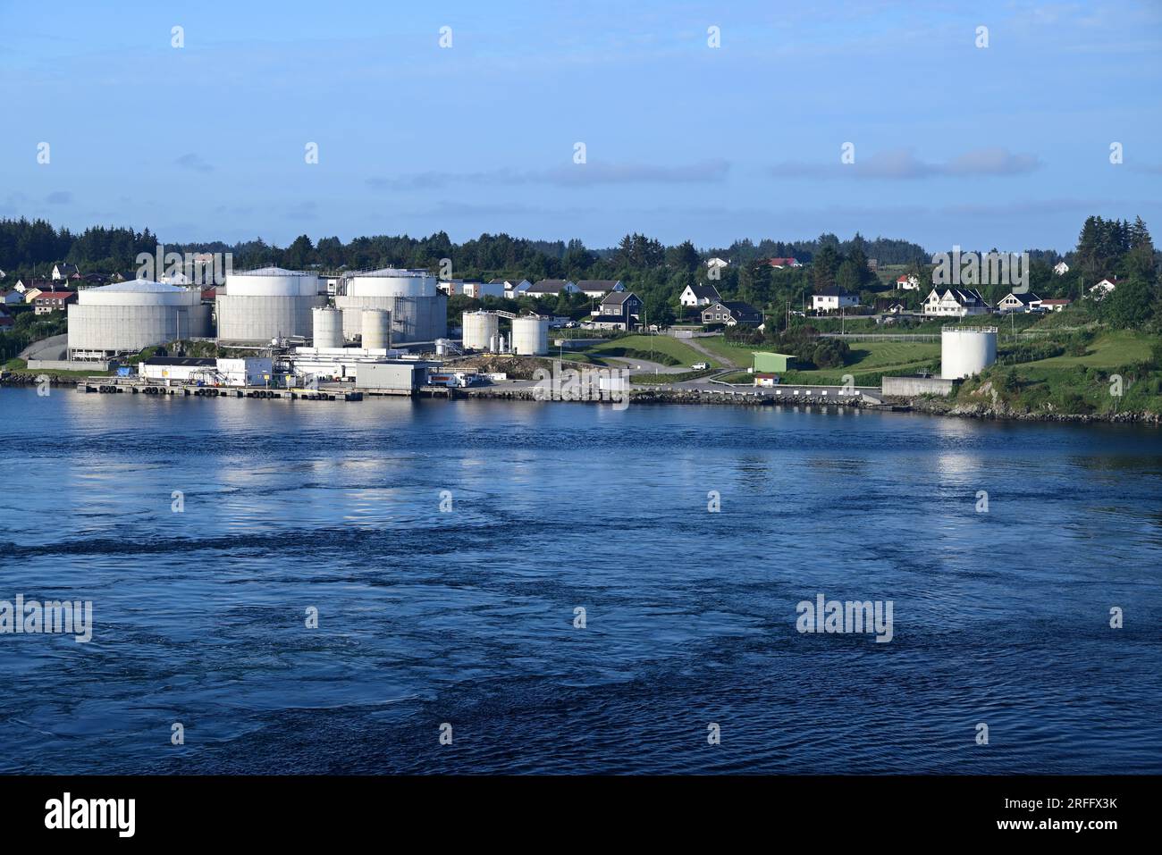 Kraftstofftanks auf der Insel Karmoy, gegenüber Haugesund, Norwegen. Stockfoto