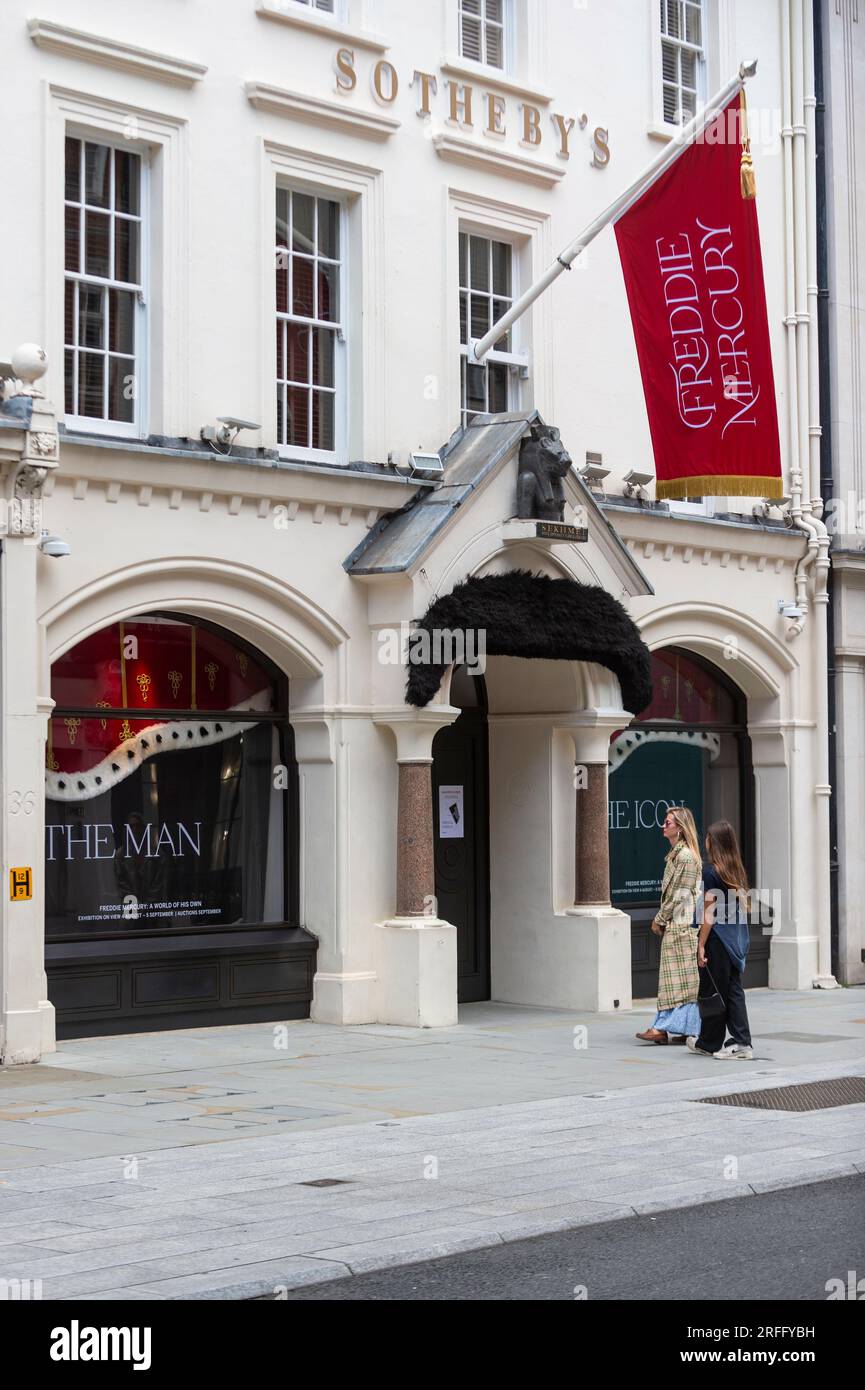 London, Großbritannien. 3. August 2023. Außenansicht der Galerie bei einem Vorgeschmack auf „Freddie Mercury: A World of his own“ im Sotheby's. Eine einmonatige öffentliche Ausstellung im September geht sechs Auktionen in den New Bond Street-Galerien von Sotheby voraus, in denen eine Sammlung von Besitztümern des Leadsängers von Queen ausgestellt wird, die in seinem Haus in der Garden Lodge aufbewahrt und im Laufe von fünfzig Jahren angesammelt wurden. Kredit: Stephen Chung / Alamy Live News Stockfoto