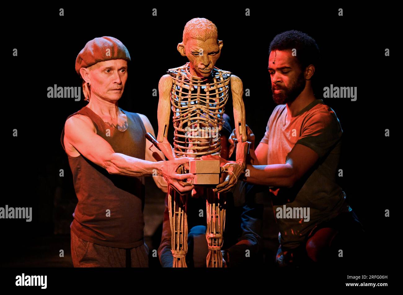 Edinburgh, Schottland, Großbritannien. 3. Aug 2023. Edinburgh Fringe: Die Ensemble-Besetzung von Baxter Theatre and Handspring Puppet Company (war Horse, Little Amal) von JM Coetzees Leben & Zeiten von Michael K. posieren mit Puppen auf der Bühne in der Assembly Hall. Vorstellung in der Versammlungshalle, Veranstaltungsort 35 vom 4. August Kredit: Craig Brown/Alamy Live News Stockfoto