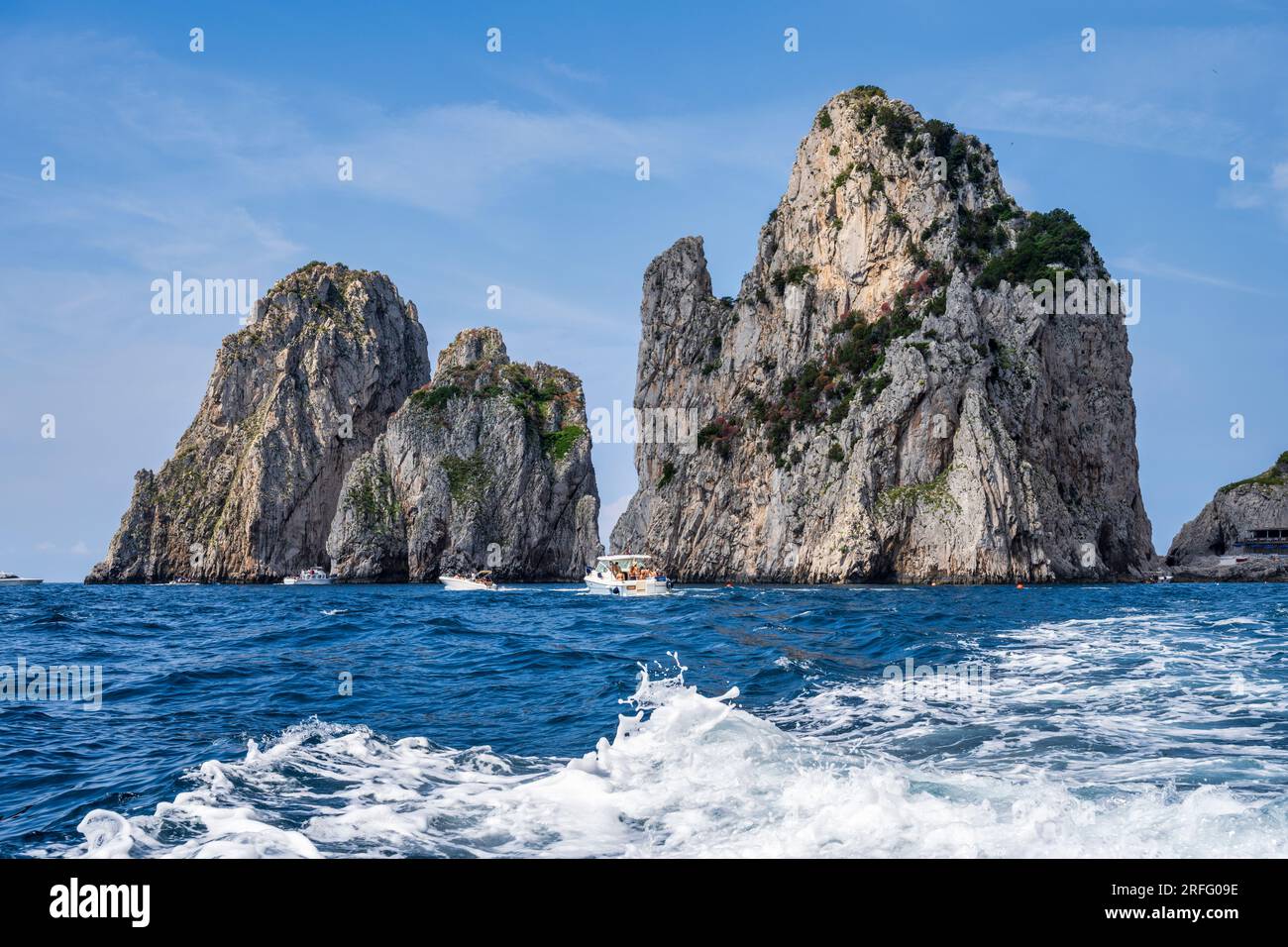 Faraglioni (Seestapel) vor der Südküste der Insel Capri im Golf von Neapel in der italienischen Region Kampanien Stockfoto