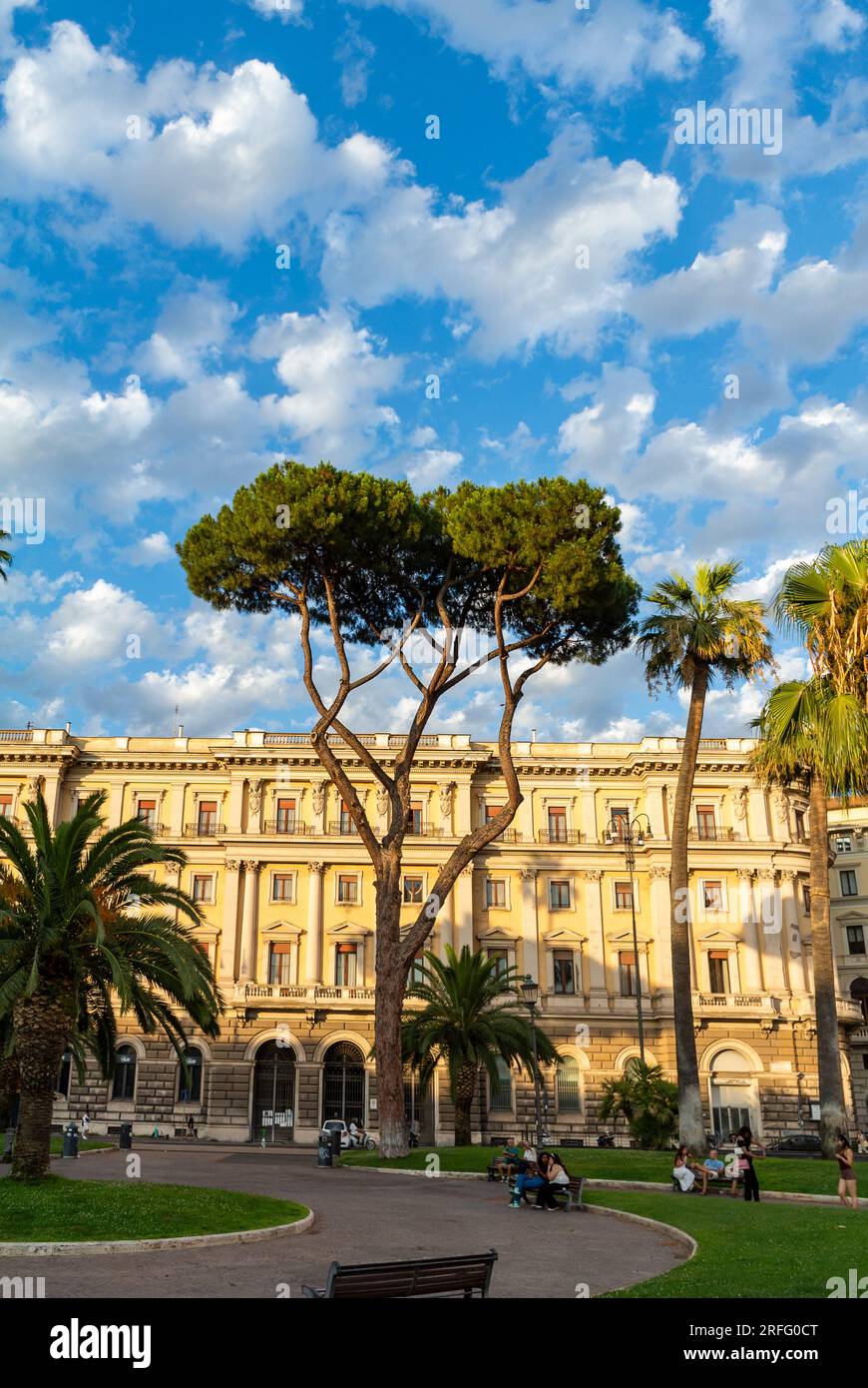 Rom, Latium, Italien, Eine Landschaft des Stadtteils Prati von Rom mit Kiefern und klassischer Architektur. Stockfoto
