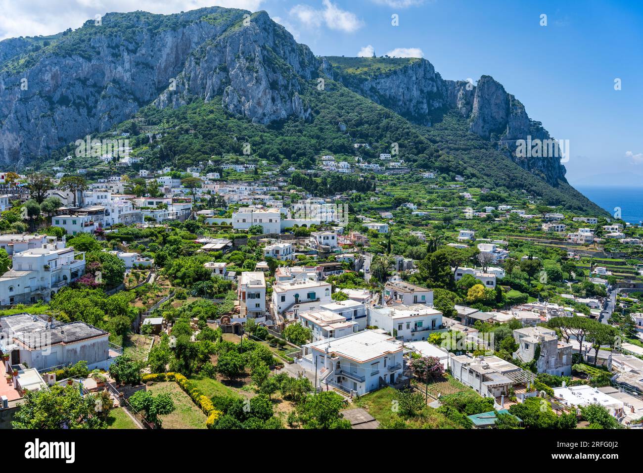 Blick auf die Stadt Anacapri und den zerklüfteten Gipfel des Monte Solaro auf der Insel Capri im Golf von Neapel in der italienischen Region Kampanien Stockfoto