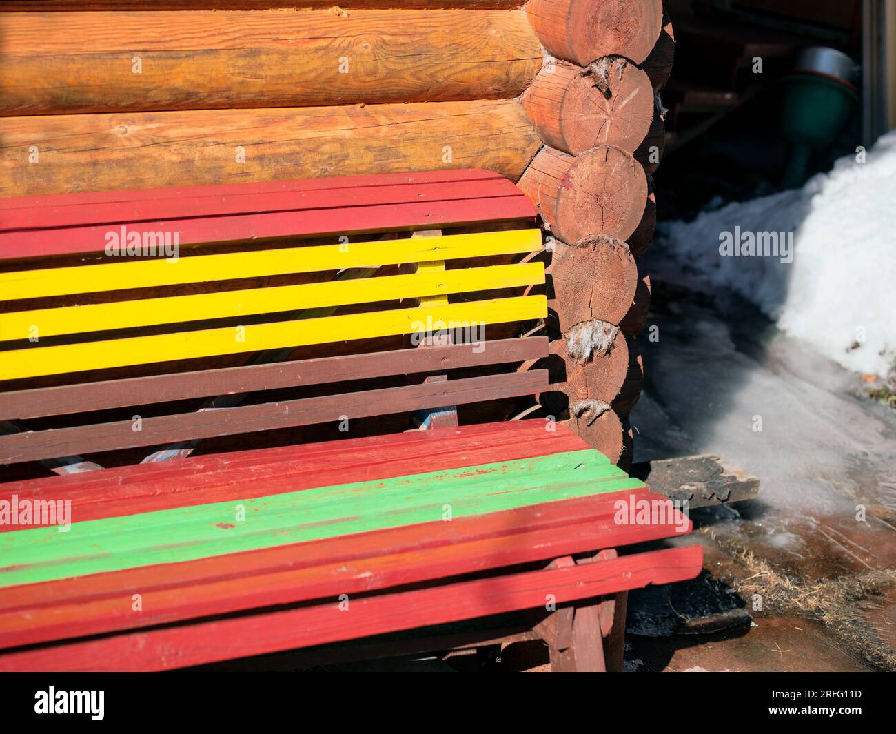 Frisch gestrichen in mehrfarbigen, handgefertigten Holzbänken, Außenaufnahme Stockfoto