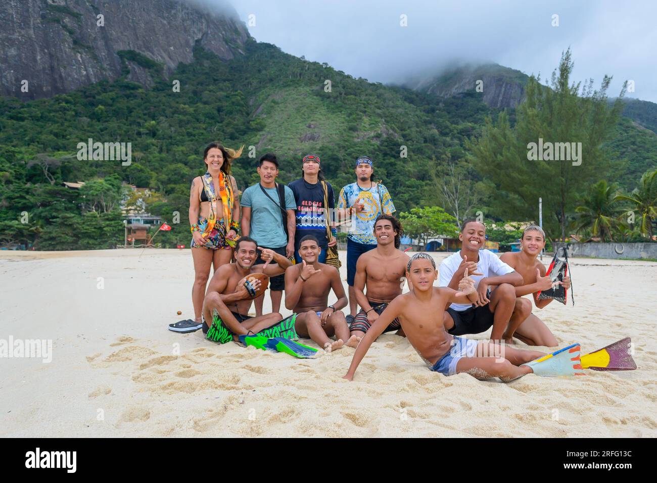 Niteroi, Brasilien, ehrliches Porträt einer Gruppe junger brasilianischer Leute, die den Strand genießen. Stockfoto