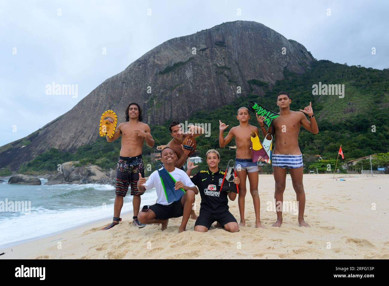 Niteroi, Brasilien, ehrliches Porträt einer Gruppe junger brasilianischer Leute, die den Strand genießen. Stockfoto