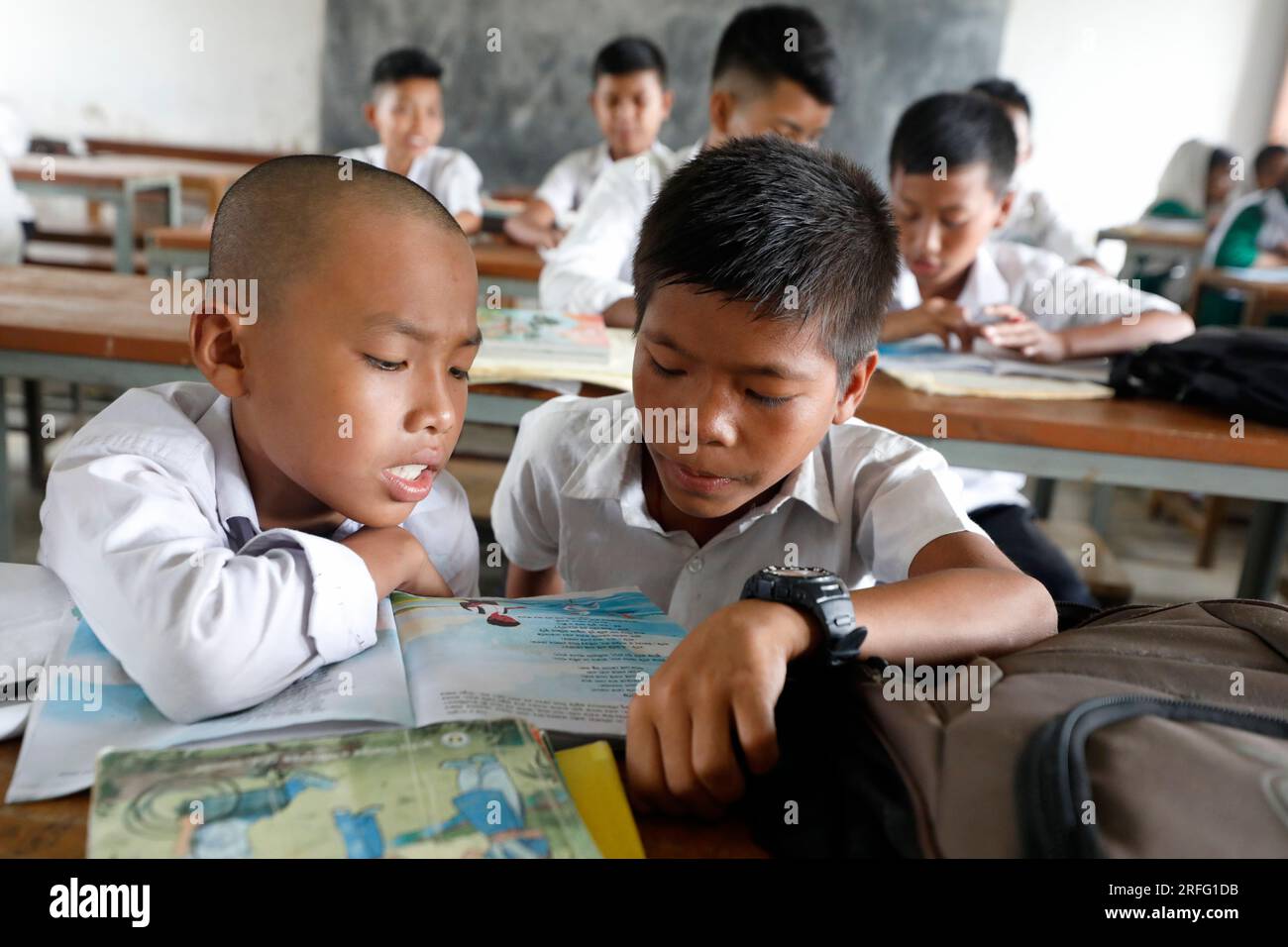 Bandarban, Bangladesch - 27. Juli 2023: Dasselbe Lehrplansystem für Stammes- und bengalische Studenten der hügeligen Regionen Bangladeschs. Stockfoto