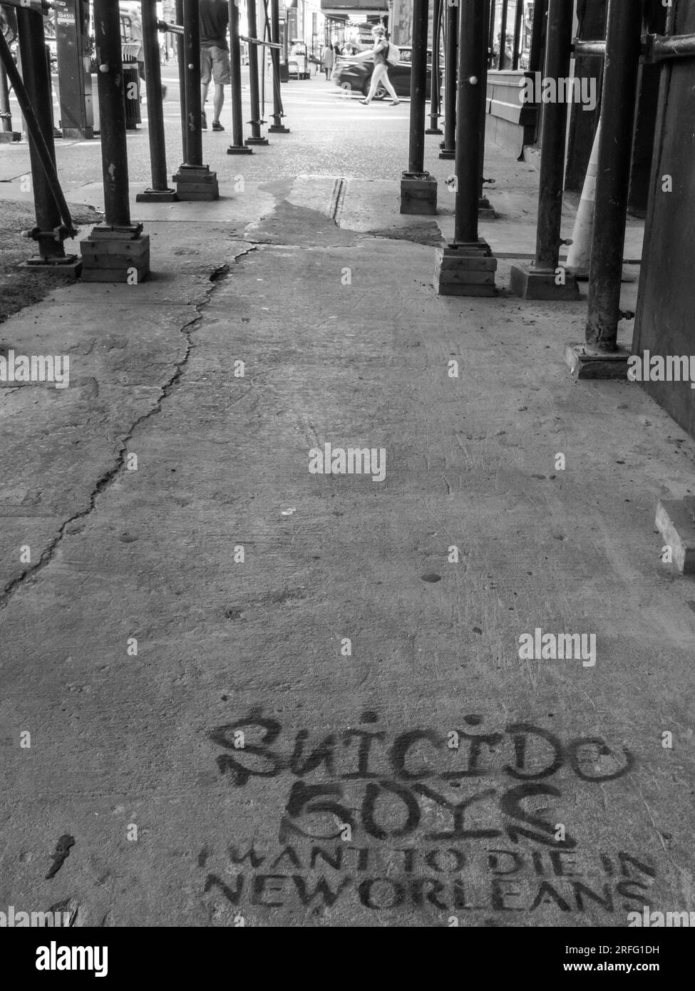 New York City Street gesäumt mit Gerüsten und Graffiti, auf dem steht: Suicide Boys I Want to die in New Orleans. Stockfoto