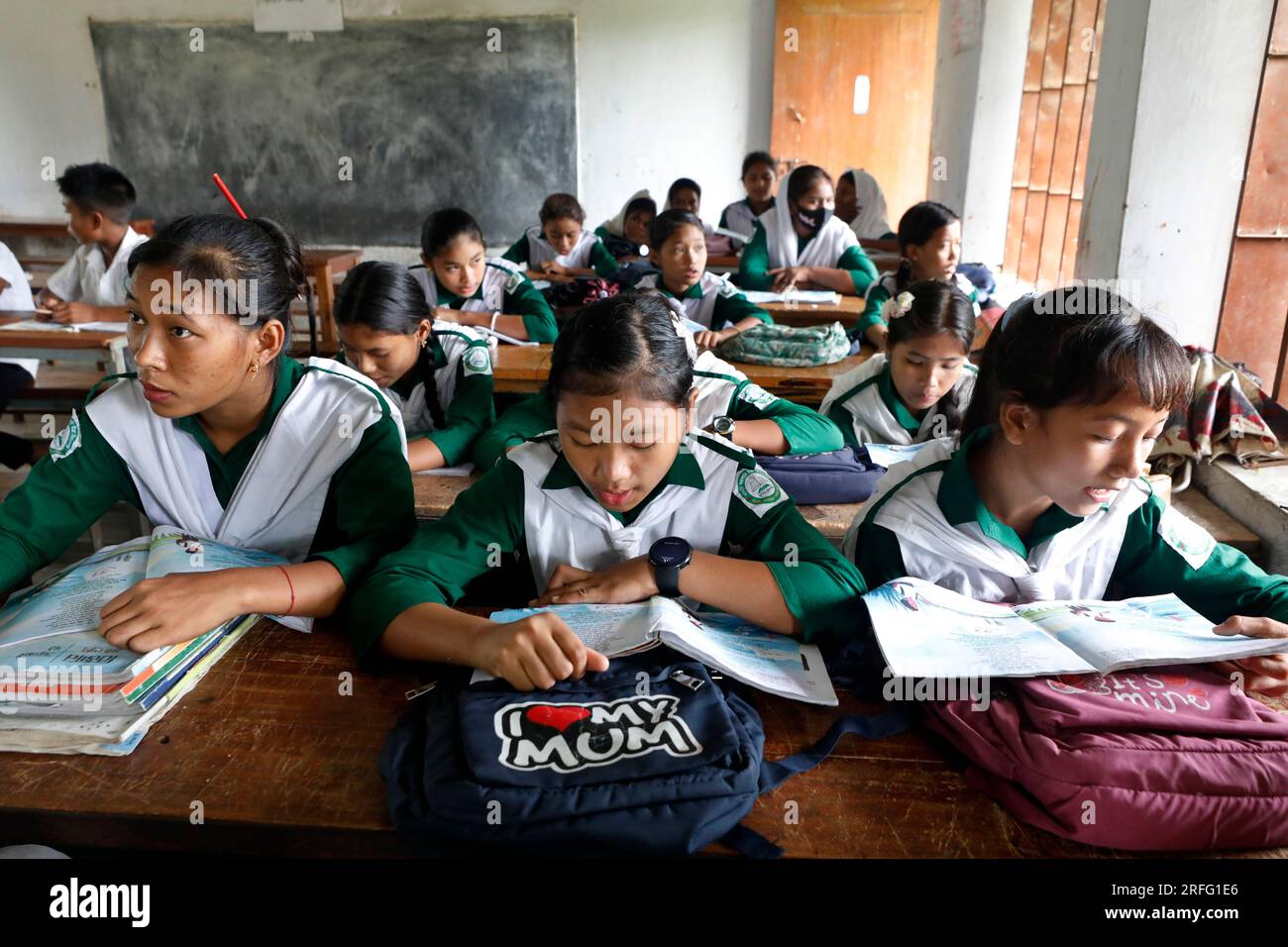 Bandarban, Bangladesch - 27. Juli 2023: Dasselbe Lehrplansystem für Stammes- und bengalische Studenten der hügeligen Regionen Bangladeschs. Stockfoto