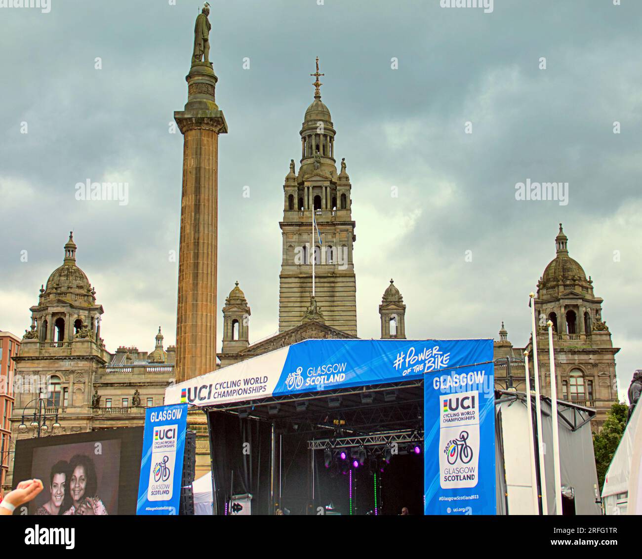 Glasgow, Schottland, Großbritannien. 3. August 2023. Die UCI Fan Zone wird am George Square eröffnet, wo gute Laune herrscht und der Regen aufhört, da Einheimische und Touristen an den Annehmlichkeiten und Unterhaltung teilnehmen. Credit Gerard Ferry/Alamy Live News Stockfoto