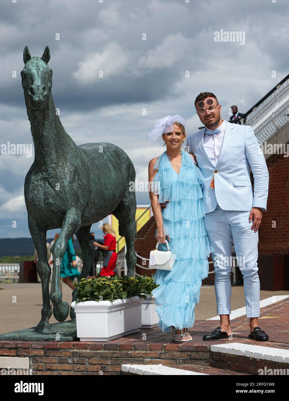 REDAKTIONELLE VERWENDUNG NUR Racegoers am dritten Tag des Qatar Goodwood Festivals 2023 auf der Goodwood Rennbahn, Chichester. Foto: Donnerstag, 3. August 2023. Stockfoto