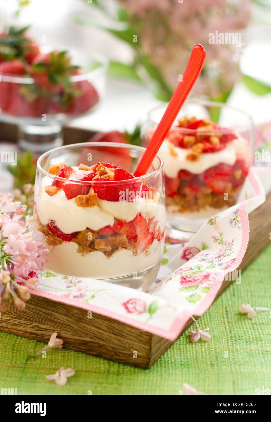 Erdbeere und Mascarpone in Gläsern Stockfoto