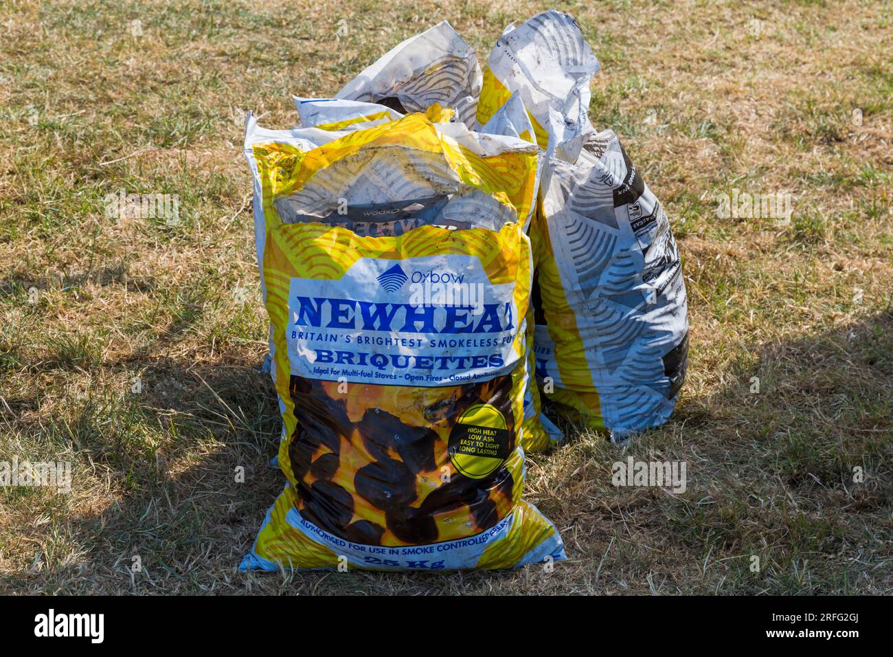 Taschen mit Oxbow Newheat Großbritanniens hellsten rauchlosen Briketts auf der Road to Rail Steam Rally in Norden, Dorset, Großbritannien im Juni Stockfoto
