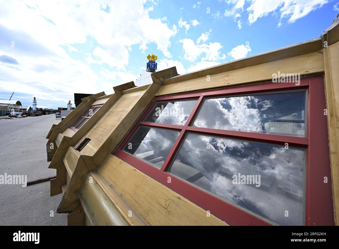 München, Deutschland. 03. Aug. 2023. Weiß-blaue Wolken spiegeln sich in einem Erkerfenster der Hofbräuzelt wider, das während der Wiesn-Einrichtung auf der Theresienwiese installiert werden soll. Das Oktoberfest 2023 findet von Samstag, den 16. September, bis Dienstag, den 3. Oktober, statt. Kredit: Felix Hörhager/dpa/Alamy Live News Stockfoto