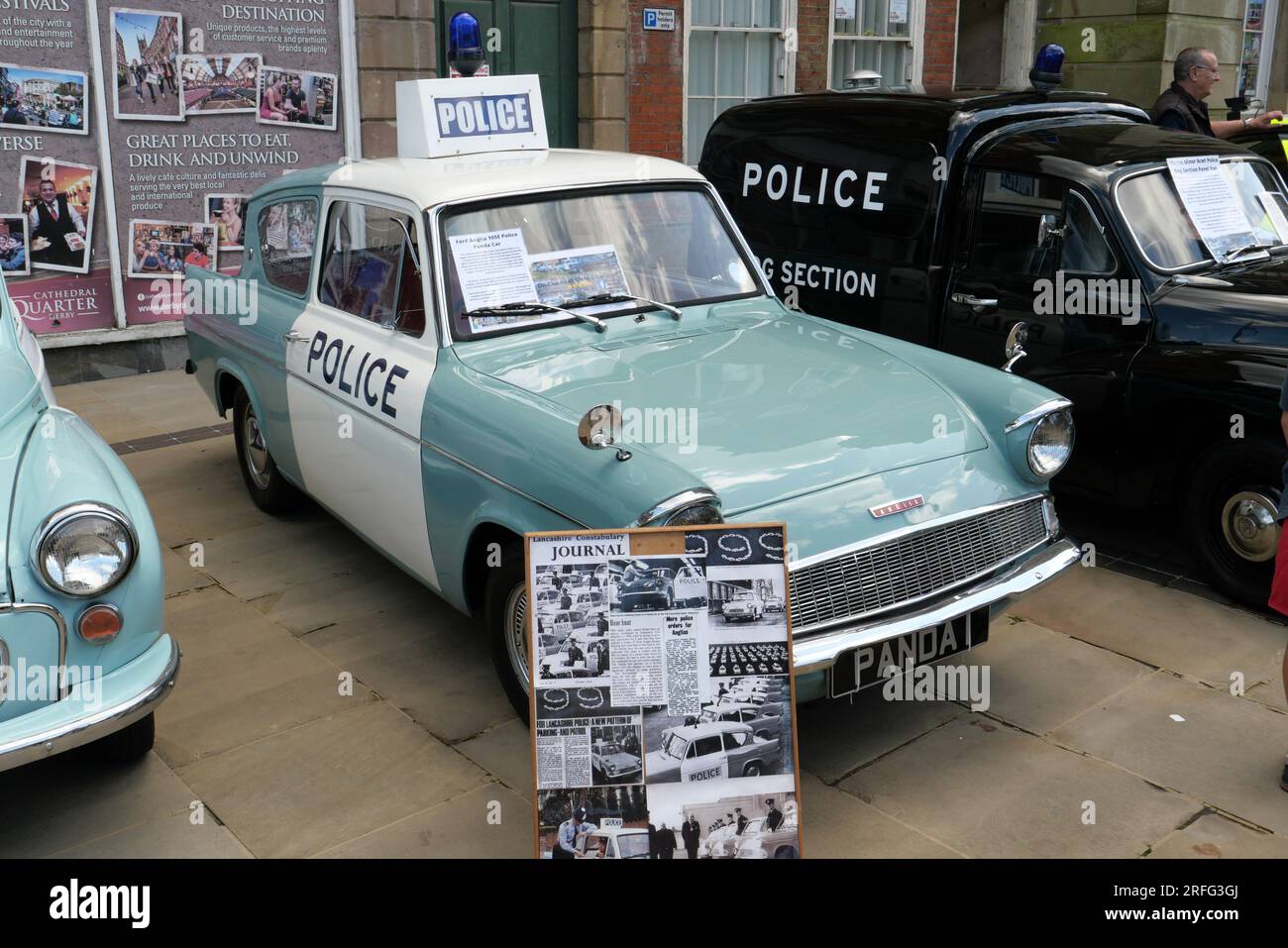 Derby Police Cars - historisch und modern - Ford Anglia 105E Police Panda Car. Stockfoto