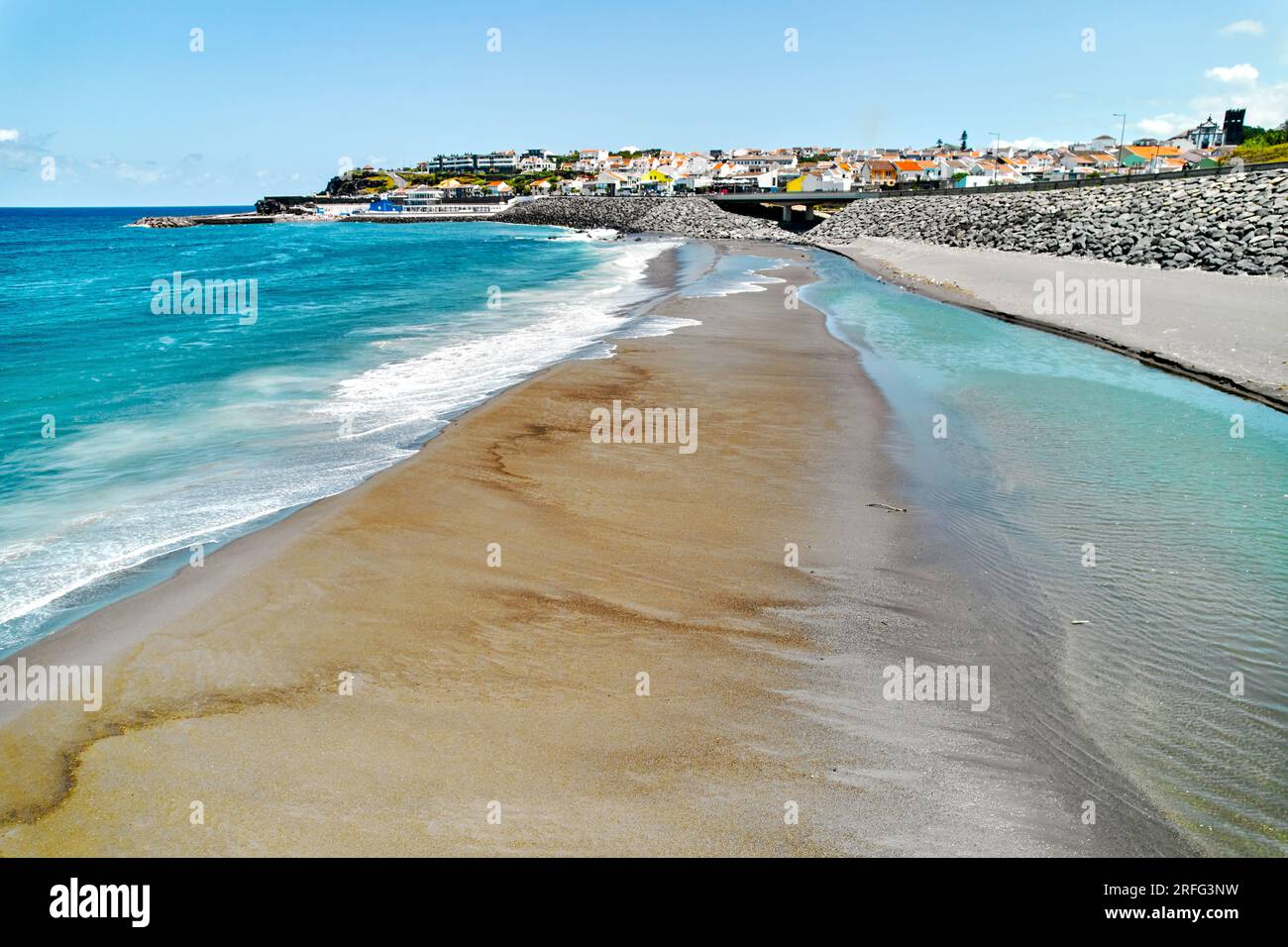 Brechende Wellen des Atlantischen Ozeans und leerer Sandstrand der Stadt Ribeira Grande. Insel Sao Miguel, Ponta Delgada. Azoren, Portugal Stockfoto