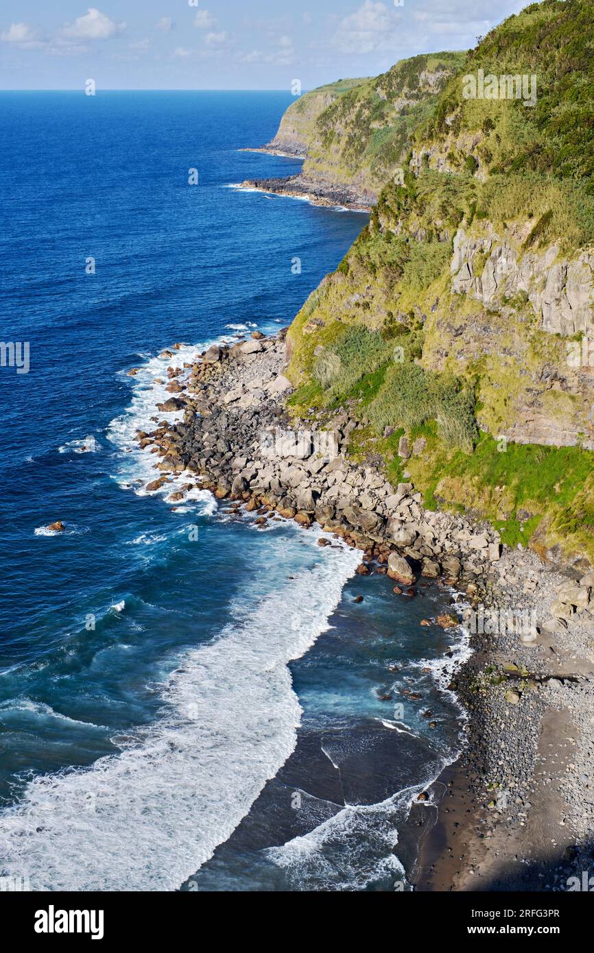 Luftaufnahme Drohne Aussichtspunkt grüne Hügel und Atlantik Surfen am sonnigen Sommertag. Sao Miguel, Ponta Delgada, Azoren, Portugal. Vogel Stockfoto