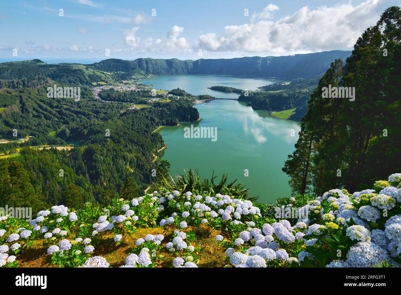 Malerischer Blick auf Sete Cidades auf den Azoren, Sao Miguel. Vulkanische Krater und atemberaubende Seen an sonnigen Tagen. Ponta Delgada, Portugal. Naturwunder, la Stockfoto