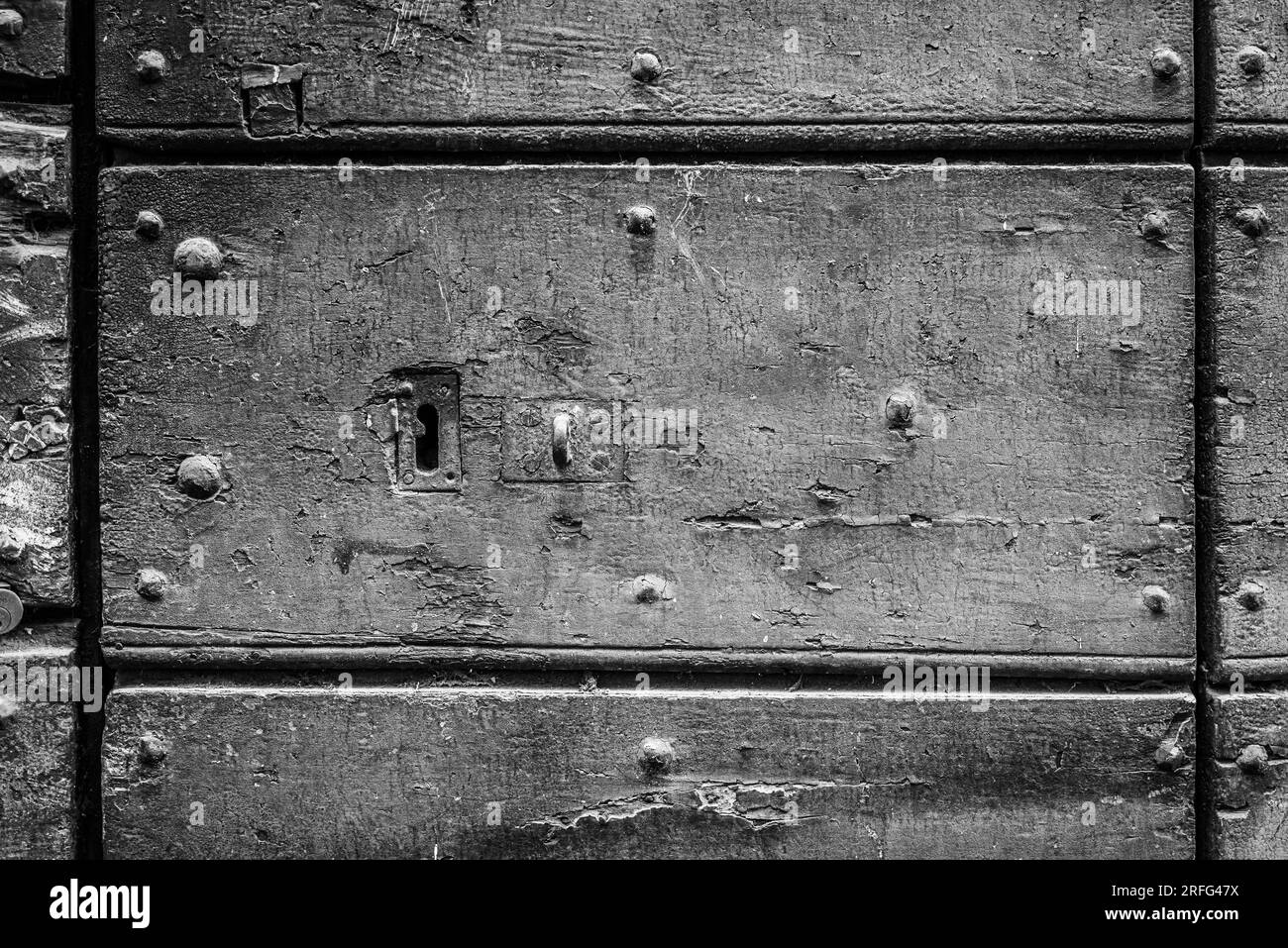Schlüsselloch Aus Altem Metall Mit Lack Auf Holztür Stockfoto