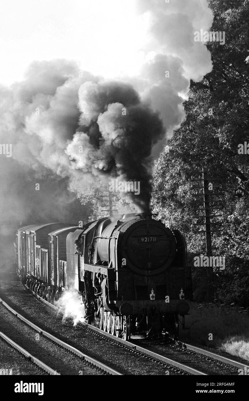 '92212' läuft als '92178' mit gemischten Waren in der Kinchley Lane. Stockfoto