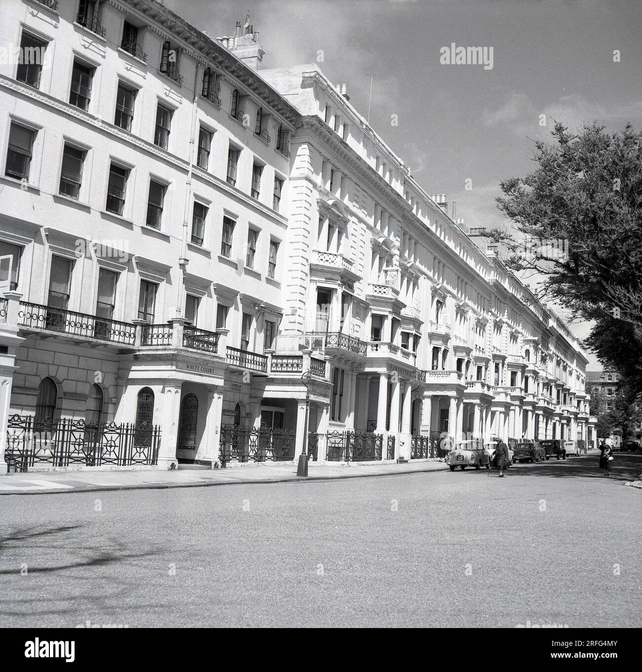 1950er Jahre, historisch, Blick aus dieser Zeit auf die großen georgianischen Reihenhäuser auf Adelaide Cresent, einem Wohngebäude aus der Mitte des 19. Jahrhunderts in Hove, einem Teil der englischen Stadt und des Badeortes Brighton und Hove. Das Cresent wurde zwischen 1831 und 1860 auf Land des erfolgreichen Metallhändlers und Finanziers Sir Isaac Lyon Goldsmid, 1. Baronet, gebaut, der als erster britischer Jude einen erblichen Titel erhielt. Stockfoto