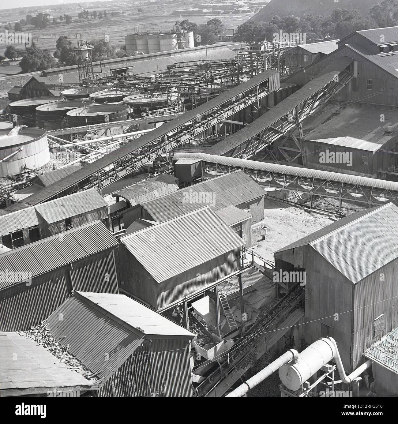 1950er, historisch, über den Gebäuden und Werken eines Uranbergwerks in Afrika. Stockfoto