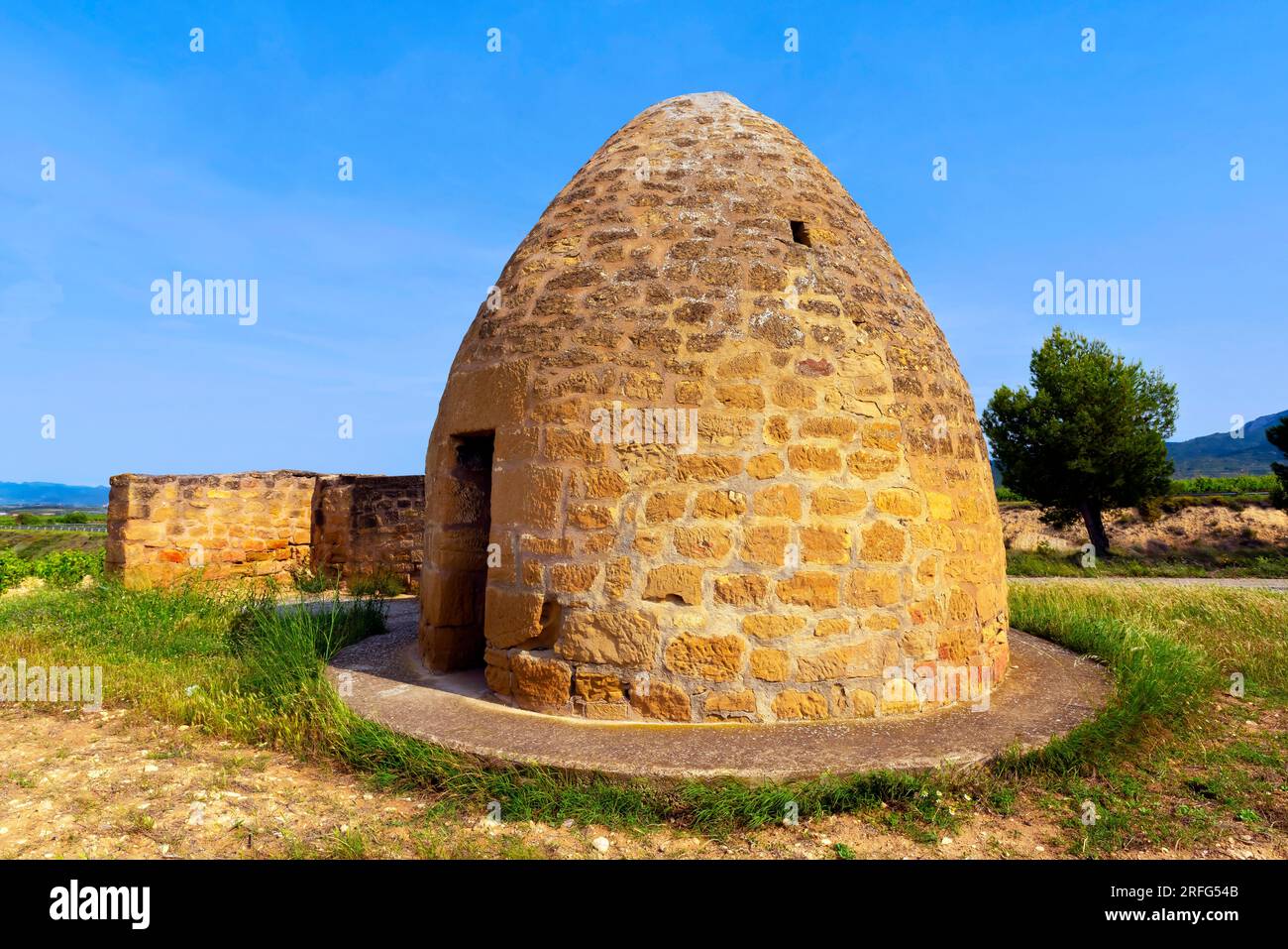 Traditionelles Steingebäude in den Weinbergen in der Nähe des Schlosses San Vicente, La Rioja, Navarra, Spanien. Stockfoto