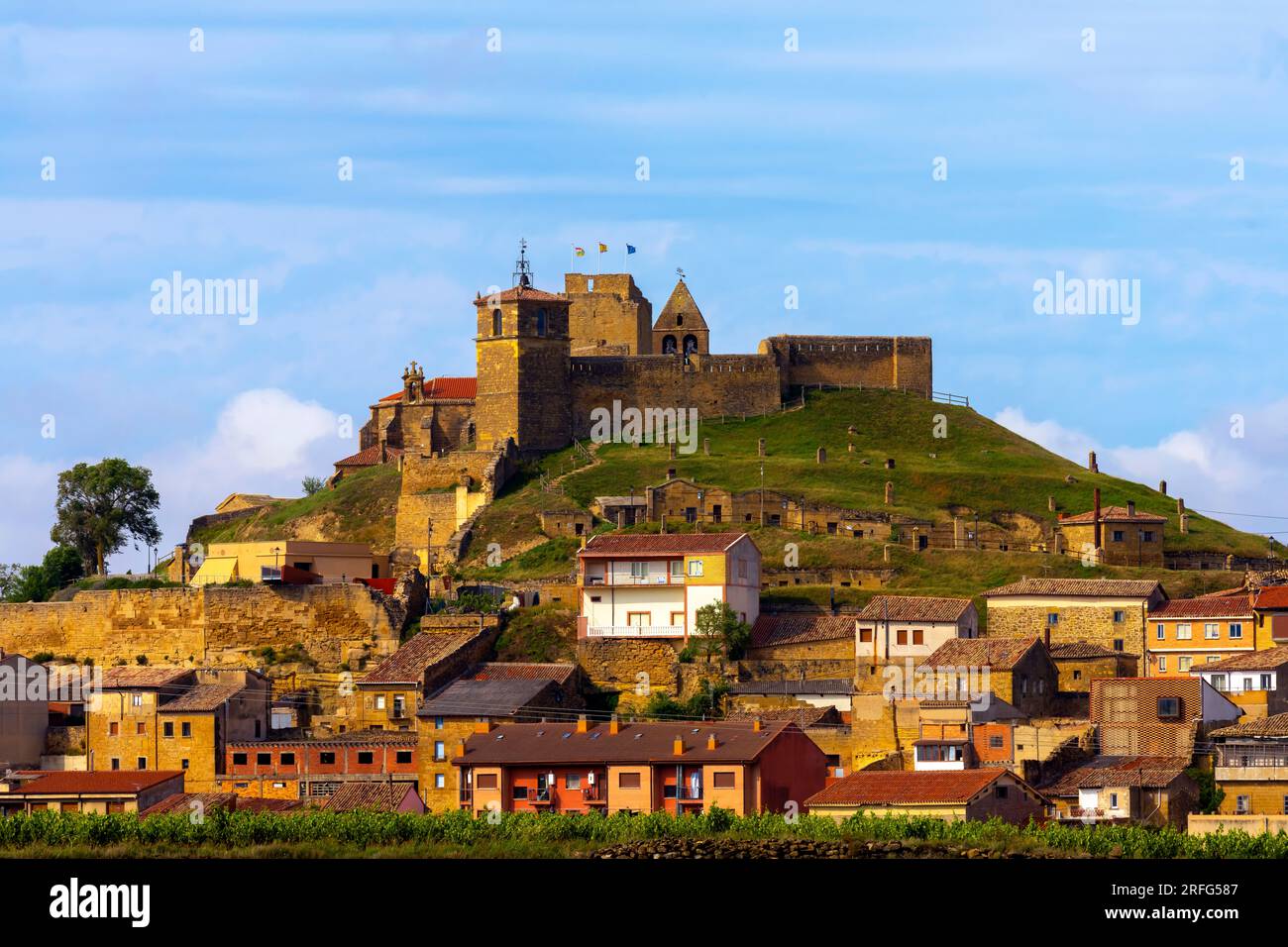 Kirche Santa Maria la Mayor, erbaut zu Beginn des 16. Jahrhunderts, umgeben von einer Mauer im Bereich der Burg San Vicente, La Rioja, Navar Stockfoto