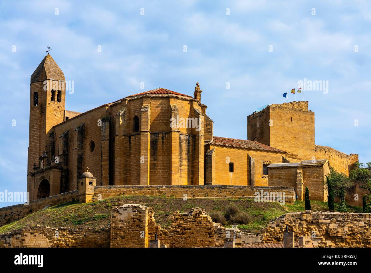 Kirche Santa Maria la Mayor, erbaut zu Beginn des 16. Jahrhunderts, umgeben von einer Mauer im Bereich der Burg San Vicente, La Rioja, Navar Stockfoto