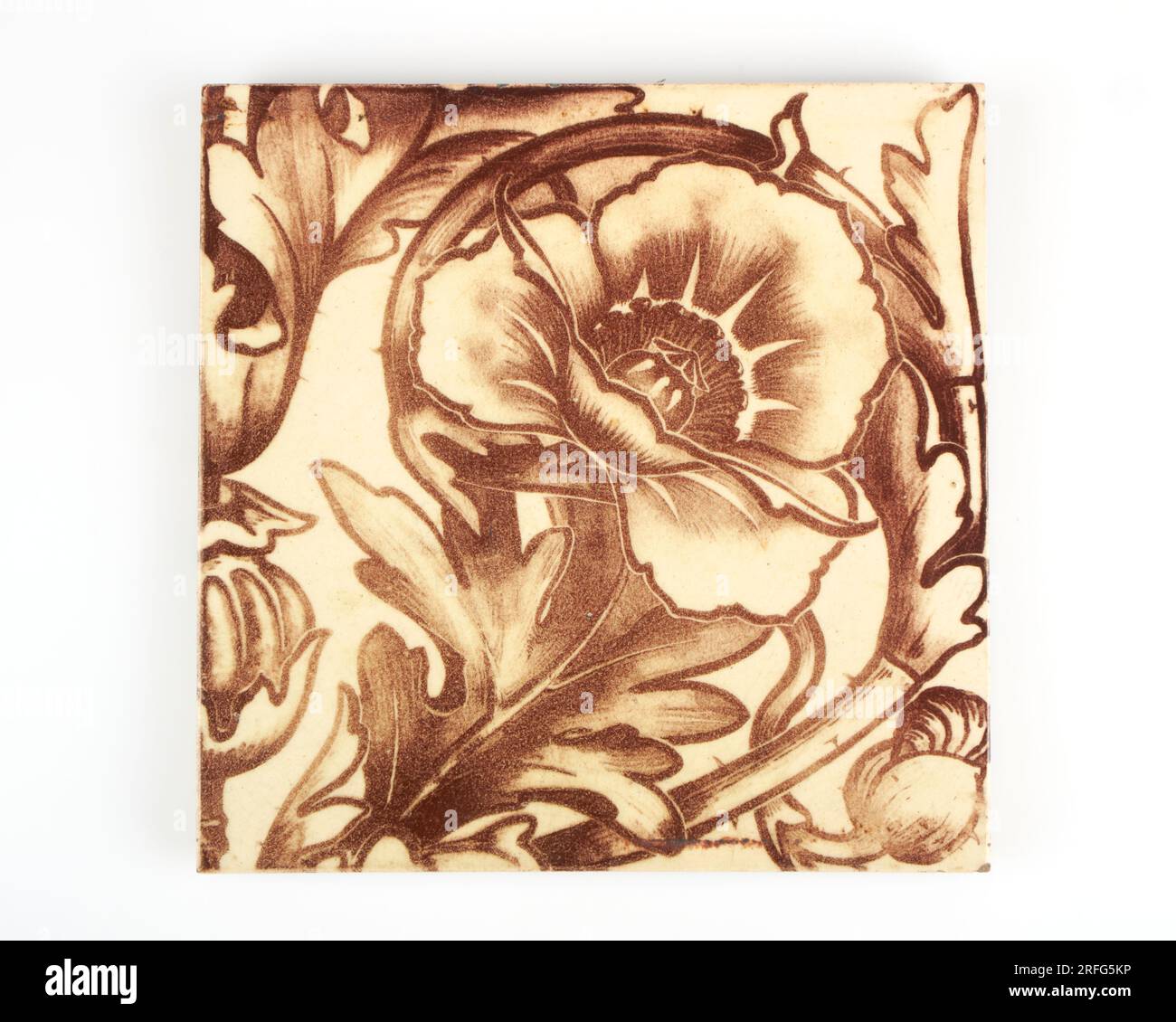 Antik 1880-1900er handbemalt W.B. Simpson (attrib.) Kunst und Kunsthandwerk Mohn (rechts) Keramikfliesen auf Pilkington blank. Stockfoto