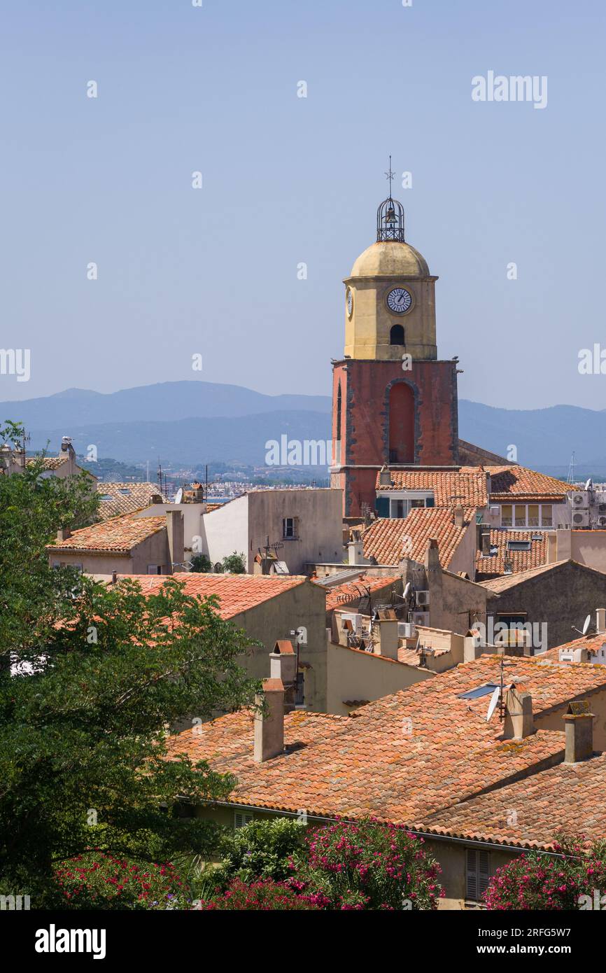 Die Altstadt von Saint Tropez, Frankreich, mit dem Mittelmeer. Stockfoto