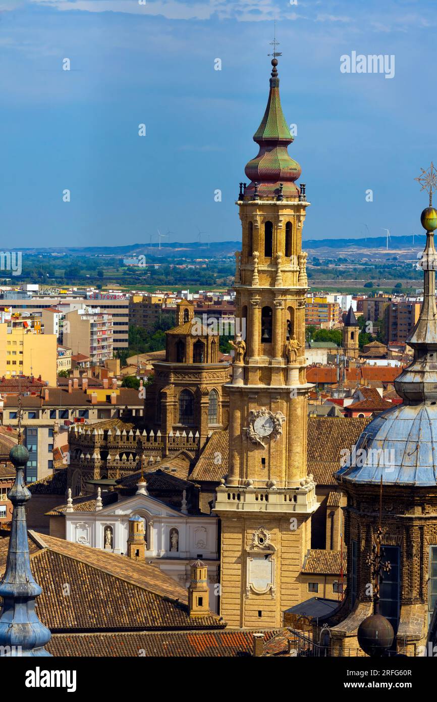 Blick auf die Basilika Kathedrale der Muttergottes der Säule und die Kathedrale der Erlöserkatedral del Salvador; La Seo de Zaragoza, Saragoza, Aragon, Spai Stockfoto