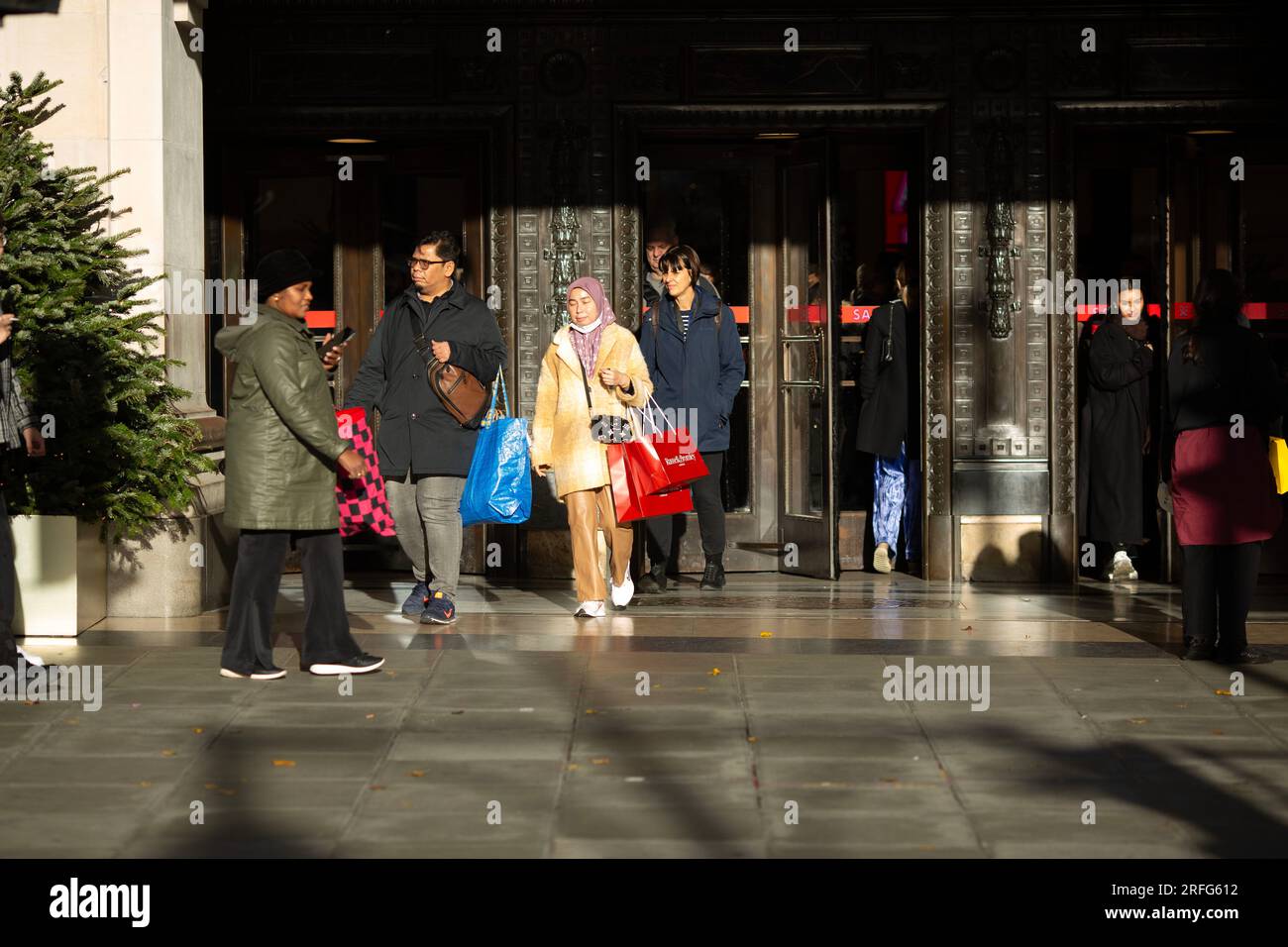 Leute mit Einkaufstaschen werden am zweiten Weihnachtsfeiertag in der Oxford Street in London gesehen. Stockfoto