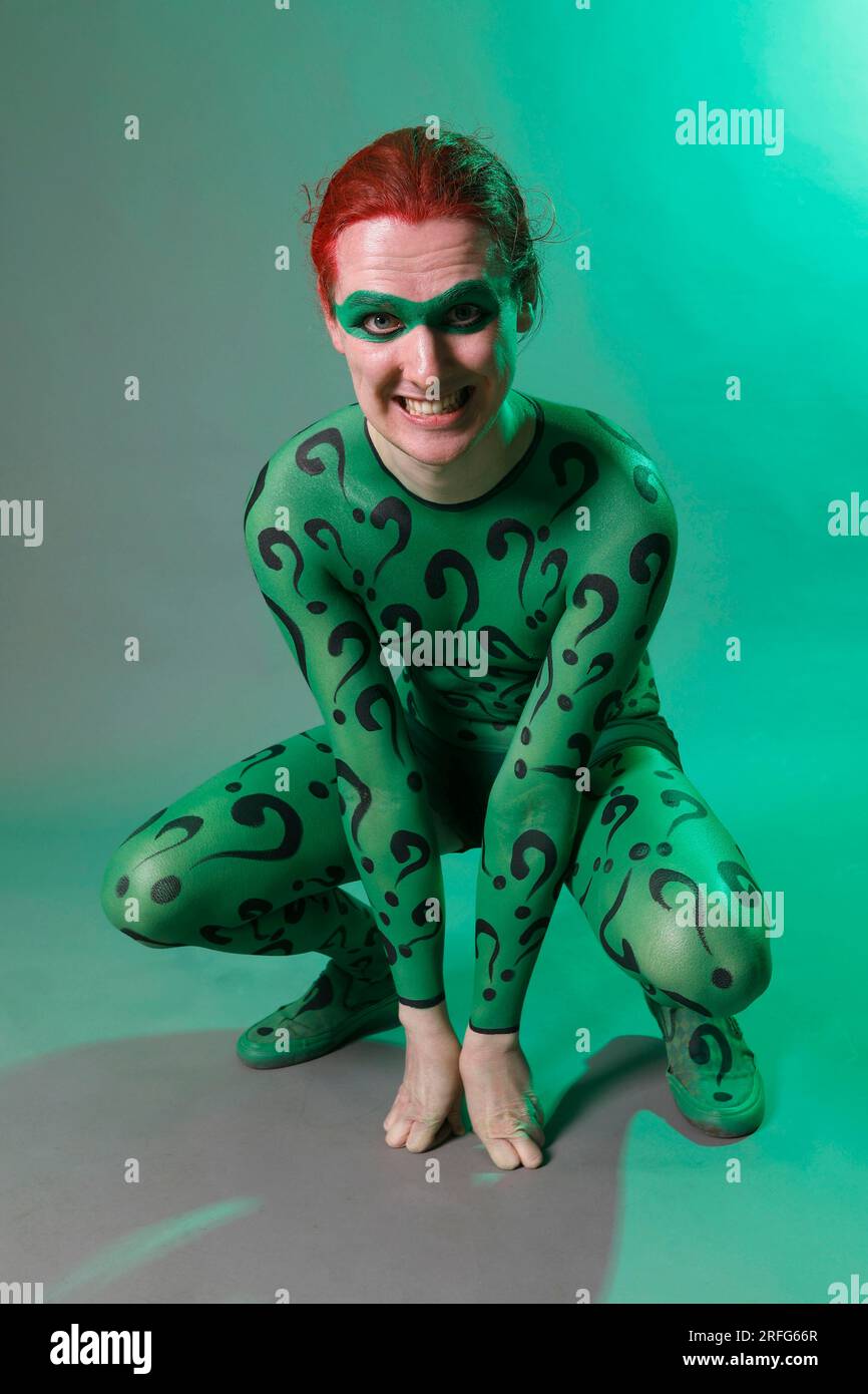 GEEK ART - Bodypainting und Transformaking: Joker trifft Riddler-Fotoshooting mit Paul Skupin als Riddler im Düsterwald-Studio in Hamelin. - Ein Projekt von Fotograf Tschiponnique Skupin und Bodypainter Enrico Lein Stockfoto