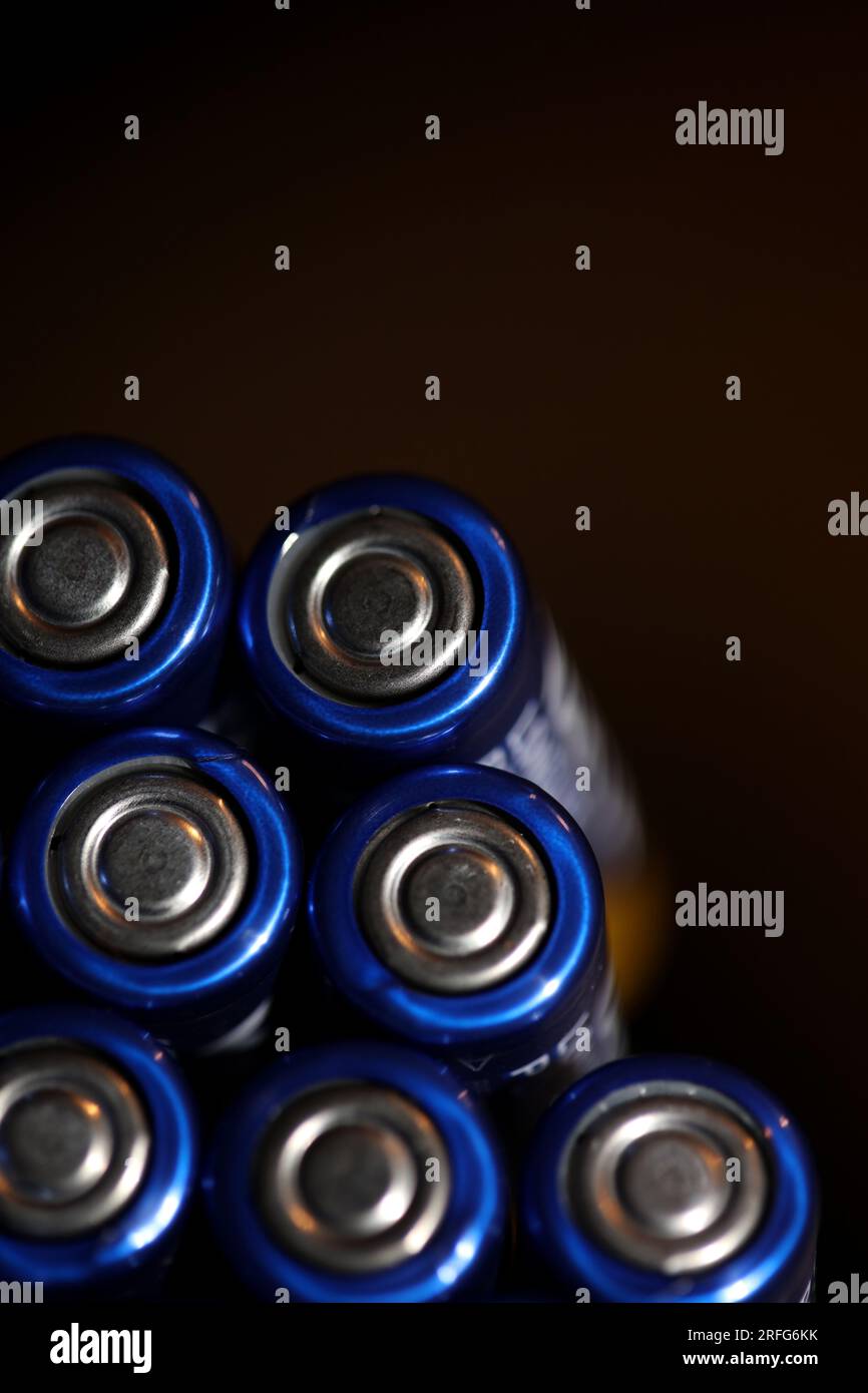 Nahaufnahme des Hintergrunds verschiedener wiederaufladbarer Alkali-Batterien AA für Module Massenproduktion Akkumulatoren hohe Leistung und Energie für Elektrofahrzeuge Stockfoto
