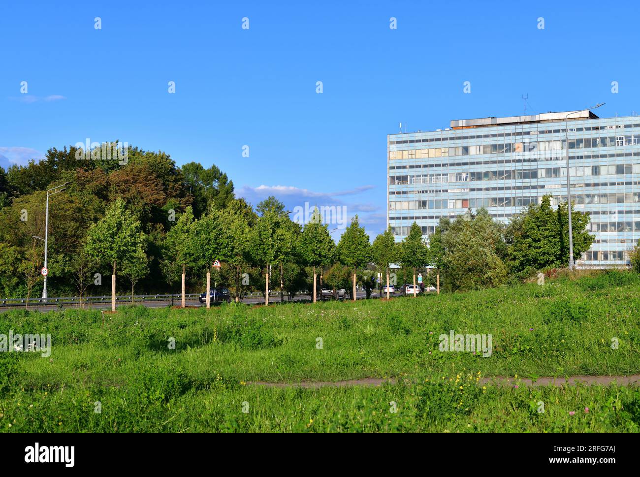 Moskau, Russland - Juli 30. 2023. Blick auf das südliche Industriegebiet in Zelenograd von der Ozernaya-Allee Stockfoto