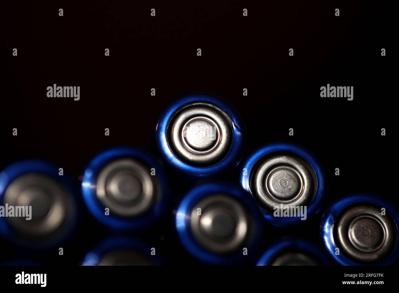 Nahaufnahme des Hintergrunds verschiedener wiederaufladbarer Alkali-Batterien AA für Module Massenproduktion Akkumulatoren hohe Leistung und Energie für Elektrofahrzeuge Stockfoto