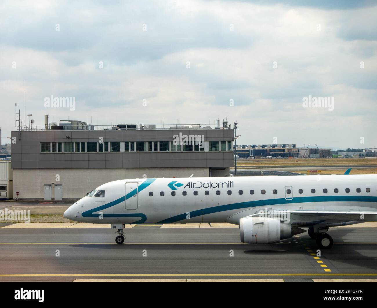Frankfurt, Deutschland - 7. Juni 2023 - ein Embraer 195 LR von Air Dolomiti auf der Startbahn des Frankfurter Flughafens Stockfoto