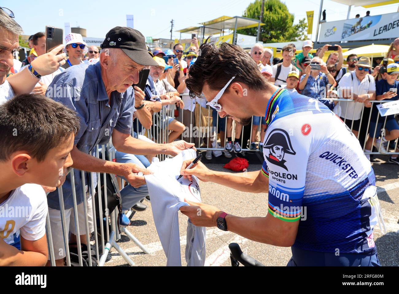 Le coureur cycliste francais Julian Alaphilippe signe des autographes avant le départ de la 9ème étape du Tour de France 2023 le 9 juillet 2023, Saint Stockfoto